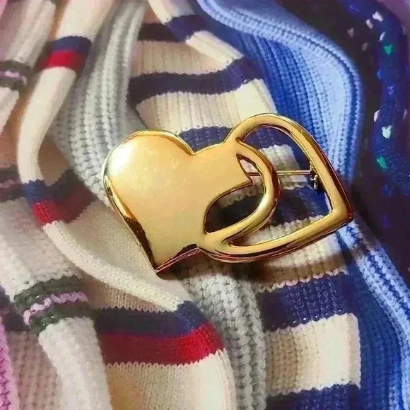 Vintage gold heart brooch pin gold tone pin - Picture 3 of 10